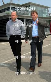 17.04.2003 Imola, San Marino, SM, Formel1, Donnerstag, Ron Dennis (McLaren, Teamchef, Chairman) und Norbert Haug (Mercedes, Motorsportchef) im Paddock Bereich - (Imola, Autodromo Enzo e Dino Ferrari, 4,933 km - Grand Prix of San Marino 2003, Formel 1, F1)  - Weitere Bilder auf www.xpb.cc, eMail: info@xpb.cc - Belegexemplare senden. Abdruck ist honorarpflichtig. c Copyrightnachweis: xpb.cc