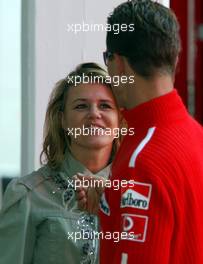 17.04.2003 Imola, San Marino, SM, Formel1, Donnerstag, Michael Schumacher (D, Ferrari) und seine Frau Corinna auf dem Roller / Scooter - Portrait - (Imola, Autodromo Enzo e Dino Ferrari, 4,933 km - Grand Prix of San Marino 2003, Formel 1, F1)  - Weitere Bilder auf www.xpb.cc, eMail: info@xpb.cc - Belegexemplare senden. Abdruck ist honorarpflichtig. c Copyrightnachweis: xpb.cc