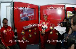 17.04.2003 Imola, San Marino, SM, Formel1, Donnerstag, Einweihung des neuen VODAFONE Motorhomes, Michael Schumacher (D, Ferrari) und Rubens Barrichello (BR, Ferrari) LINKS - (Imola, Autodromo Enzo e Dino Ferrari, 4,933 km - Grand Prix of San Marino 2003, Formel 1, F1)  - Weitere Bilder auf www.xpb.cc, eMail: info@xpb.cc - Belegexemplare senden. Abdruck ist honorarpflichtig. c Copyrightnachweis: xpb.cc