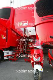 17.04.2003 Imola, San Marino, SM, Formel1, Donnerstag, die Trucks / Trailer (Technik-Trucks direkt an der Box für Mechaniker und Ingenieure) vom Ferrari Team mit zwei Stockwerken - jetzt mit einer Ebene im 2ten Stock verbunden mit großen Treppen - (Imola, Autodromo Enzo e Dino Ferrari, 4,933 km - Grand Prix of San Marino 2003, Formel 1, F1)  - Weitere Bilder auf www.xpb.cc, eMail: info@xpb.cc - Belegexemplare senden. Abdruck ist honorarpflichtig. c Copyrightnachweis: xpb.cc