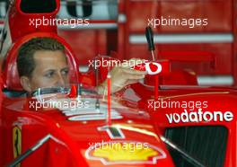 17.04.2003 Imola, San Marino, SM, Formel1, Donnerstag, Sitzprobe am Nachmittag, Michael Schumacher (D, 01), Scuderia Ferrari Marlboro, in der Box (Pit) - (Imola, Autodromo Enzo e Dino Ferrari, 4,933 km - Grand Prix of San Marino 2003, Formel 1, F1)  - Weitere Bilder auf www.xpb.cc, eMail: info@xpb.cc - Belegexemplare senden. Abdruck ist honorarpflichtig. c Copyrightnachweis: xpb.cc