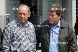 17.04.2003 Imola, San Marino, SM, Formel1, Donnerstag, Besprechung / Sitzung der F1 Teambosse im Communication Center / Motorhome vom TEAM MC LAREN MERCEDES, Ron Dennis (McLaren, Teamchef, Chairman) und Norbert Haug (Mercedes, Motorsportchef), Portrait - (Imola, Autodromo Enzo e Dino Ferrari, 4,933 km - Grand Prix of San Marino 2003, Formel 1, F1)  - Weitere Bilder auf www.xpb.cc, eMail: info@xpb.cc - Belegexemplare senden. Abdruck ist honorarpflichtig. c Copyrightnachweis: xpb.cc