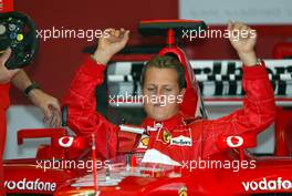 17.04.2003 Imola, San Marino, SM, Formel1, Donnerstag, Sitzprobe am Nachmittag, Michael Schumacher (D, 01), Scuderia Ferrari Marlboro, in der Box (Pit) - (Imola, Autodromo Enzo e Dino Ferrari, 4,933 km - Grand Prix of San Marino 2003, Formel 1, F1)  - Weitere Bilder auf www.xpb.cc, eMail: info@xpb.cc - Belegexemplare senden. Abdruck ist honorarpflichtig. c Copyrightnachweis: xpb.cc