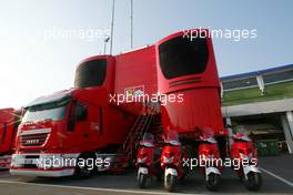 17.04.2003 Imola, San Marino, SM, Formel1, Donnerstag, die Trucks / Trailer (Technik-Trucks direkt an der Box für Mechaniker und Ingenieure) vom Ferrari Team mit zwei Stockwerken - jetzt mit einer Ebene im 2ten Stock verbunden mit großen Treppen - (Imola, Autodromo Enzo e Dino Ferrari, 4,933 km - Grand Prix of San Marino 2003, Formel 1, F1)  - Weitere Bilder auf www.xpb.cc, eMail: info@xpb.cc - Belegexemplare senden. Abdruck ist honorarpflichtig. c Copyrightnachweis: xpb.cc