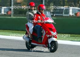 17.04.2003 Imola, San Marino, SM, Formel1, Donnerstag, Michael Schumacher (D, Ferrari) und seine Frau Corinna auf dem Roller / Scooter - fahren auf der Strecke - (Imola, Autodromo Enzo e Dino Ferrari, 4,933 km - Grand Prix of San Marino 2003, Formel 1, F1)  - Weitere Bilder auf www.xpb.cc, eMail: info@xpb.cc - Belegexemplare senden. Abdruck ist honorarpflichtig. c Copyrightnachweis: xpb.cc