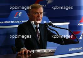 17.04.2003 Imola, San Marino, SM, Formel1, Donnerstag, offizielle Pressekonferenz (Preko) der FIA; Max Mosley (FIA Präsident, President), Portrait - (Imola, Autodromo Enzo e Dino Ferrari, 4,933 km - Grand Prix of San Marino 2003, Formel 1, F1)  - Weitere Bilder auf www.xpb.cc, eMail: info@xpb.cc - Belegexemplare senden. Abdruck ist honorarpflichtig. c Copyrightnachweis: xpb.cc