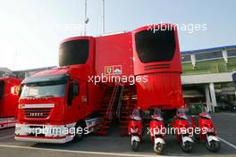 17.04.2003 Imola, San Marino, SM, Formel1, Donnerstag, die Trucks / Trailer (Technik-Trucks direkt an der Box für Mechaniker und Ingenieure) vom Ferrari Team mit zwei Stockwerken - jetzt mit einer Ebene im 2ten Stock verbunden mit großen Treppen - (Imola, Autodromo Enzo e Dino Ferrari, 4,933 km - Grand Prix of San Marino 2003, Formel 1, F1)  - Weitere Bilder auf www.xpb.cc, eMail: info@xpb.cc - Belegexemplare senden. Abdruck ist honorarpflichtig. c Copyrightnachweis: xpb.cc