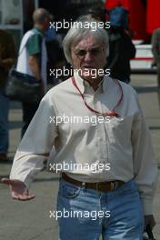 17.04.2003 Imola, San Marino, SM, Formel1, Donnerstag, Ankunft im Paddock Bereich; Bernie Ecclestone kommt im MAYBACH an - (Imola, Autodromo Enzo e Dino Ferrari, 4,933 km - Grand Prix of San Marino 2003, Formel 1, F1)  - Weitere Bilder auf www.xpb.cc, eMail: info@xpb.cc - Belegexemplare senden. Abdruck ist honorarpflichtig. c Copyrightnachweis: xpb.cc