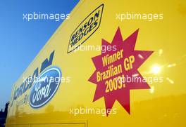 17.04.2003 Imola, San Marino, SM, Formel1, Donnerstag, Truck / Trailer von JORDAN FORD - direkt geparkt am Eingang mit Sticker "WINNER BRAZILIAN GP 2003!" - (Imola, Autodromo Enzo e Dino Ferrari, 4,933 km - Grand Prix of San Marino 2003, Formel 1, F1)  - Weitere Bilder auf www.xpb.cc, eMail: info@xpb.cc - Belegexemplare senden. Abdruck ist honorarpflichtig. c Copyrightnachweis: xpb.cc