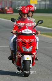 17.04.2003 Imola, San Marino, SM, Formel1, Donnerstag, Michael Schumacher (D, Ferrari) und seine Frau Corinna auf dem Roller / Scooter - fahren auf der Strecke - (Imola, Autodromo Enzo e Dino Ferrari, 4,933 km - Grand Prix of San Marino 2003, Formel 1, F1)  - Weitere Bilder auf www.xpb.cc, eMail: info@xpb.cc - Belegexemplare senden. Abdruck ist honorarpflichtig. c Copyrightnachweis: xpb.cc