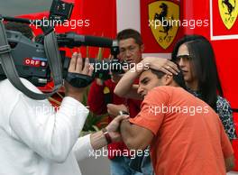 17.04.2003 Imola, San Marino, SM, Formel1, Donnerstag, Ankunft der Fahrer im Paddock Bereich; Juan-Pablo Montoya (CO, BMW WilliamsF1) und seine Frau Connie - kleiner Zwischenfall; ein TV Mann (ORF) kollidiert unbeabsichtigt mit Juan-Pablo Montoya und trifft den Fahrer mit seinem Objektiv an der linken Seite des Kopfes - (Conny, Imola, Autodromo Enzo e Dino Ferrari, 4,933 km - Grand Prix of San Marino 2003, Formel 1, F1)  - Weitere Bilder auf www.xpb.cc, eMail: info@xpb.cc - Belegexemplare senden. Abdruck ist honorarpflichtig. c Copyrightnachweis: Wiessmann / xpb.cc