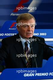 17.04.2003 Imola, San Marino, SM, Formel1, Donnerstag, offizielle Pressekonferenz (Preko) der FIA; Max Mosley (FIA Präsident, President), Portrait - (Imola, Autodromo Enzo e Dino Ferrari, 4,933 km - Grand Prix of San Marino 2003, Formel 1, F1)  - Weitere Bilder auf www.xpb.cc, eMail: info@xpb.cc - Belegexemplare senden. Abdruck ist honorarpflichtig. c Copyrightnachweis: xpb.cc