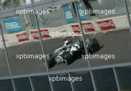 12.09.2003 Monza, Italien, F1 in Monza, Freitag, Ralf Schumacher (D, BMW WilliamsF1) - spiegelt sich in den Scheiben des Media Centers oberhalb der Pit Lane, Feature - Formel 1 Grand Prix (GP) von Italien 2003 (Autodromo Nazionale Monza, Italy) - Weitere Bilder auf www.xpb.cc, eMail: info@xpb.cc - Belegexemplare senden. Abdruck ist honorarpflichtig. c Copyrightnachweis: xpb.cc