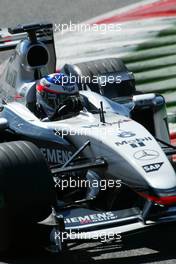 12.09.2003 Monza, Italien, F1 in Monza, Freitag, Kimi Raikkonen, (Räikkönen, FIN, 06), West McLaren Mercedes, MP4-17D, auf der Strecke (Track) - Formel 1 Grand Prix (GP) von Italien 2003 (Autodromo Nazionale Monza, Italy) - Weitere Bilder auf www.xpb.cc, eMail: info@xpb.cc - Belegexemplare senden. Abdruck ist honorarpflichtig. c Copyrightnachweis: xpb.cc