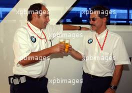 12.09.2003 Monza, Italien, F1 in Monza, Freitag, Abschlußparty für Gerhard Berger (BMW, Motorsport Direktor), Portrait / Motorhome von BMW Williams F1 Team, rechts Mario Theissen, Dr. (BMW, Motorsport Direktor) - Formel 1 Grand Prix (GP) von Italien 2003 (Autodromo Nazionale Monza, Italy) - Weitere Bilder auf www.xpb.cc, eMail: info@xpb.cc - Belegexemplare senden. Abdruck ist honorarpflichtig. c Copyrightnachweis: Poolpicture by BMW / xpb.cc