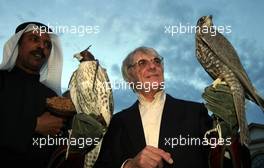 12.09.2003 Monza, Italien, F1 in Monza, Freitag, Abendveranstaltung der Organisatoren des BAHRAIN Rennens 2004 - Bernie Ecclestone, Portrait mit einem Jagdfalken - Formel 1 Grand Prix (GP) von Italien 2003 (Autodromo Nazionale Monza, Italy) -  LEGAL NOTICE: THIS PICTURE IS NOT FOR UK (Great Britain, England...) PRINT USE, KEINE PRINT BILDNUTZUNG IN ENGLAND! - Weitere Bilder auf www.xpb.cc, eMail: info@xpb.cc - Belegexemplare senden. Abdruck ist honorarpflichtig. c Copyrightnachweis: xpb.cc