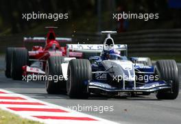 12.09.2003 Monza, Italien, F1 in Monza, Freitag, Juan-Pablo Montoya (Juan Pablo, CO, 03), BMW WilliamsF1 Team, FW25, auf der Strecke (Track) vor Michael Schumacher (D, Ferrari) - Formel 1 Grand Prix (GP) von Italien 2003 (Autodromo Nazionale Monza, Italy) - Weitere Bilder auf www.xpb.cc, eMail: info@xpb.cc - Belegexemplare senden. Abdruck ist honorarpflichtig. c Copyrightnachweis: xpb.cc