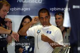 12.09.2003 Monza, Italien, F1 in Monza, Freitag, Juan-Pablo Montoya (Juan Pablo, CO, 03), BMW WilliamsF1 Team, in der Box (Pit) - Formel 1 Grand Prix (GP) von Italien 2003 (Autodromo Nazionale Monza, Italy) - Weitere Bilder auf www.xpb.cc, eMail: info@xpb.cc - Belegexemplare senden. Abdruck ist honorarpflichtig. c Copyrightnachweis: xpb.cc