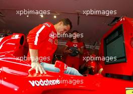 13.09.2003 Monza, Italien, F1 in Monza, Samstag, Vodafone Race Track World im Fanbereich, ein Bild Leser (Bernd Worner) fährt im Simulator gegen Michael Schumacher (D, Ferrari) und Rubens Barrichello (BR, Ferrari) - Formel 1 Grand Prix (GP) von Italien 2003 (Autodromo Nazionale Monza, Italy) - Weitere Bilder auf www.xpb.cc, eMail: info@xpb.cc - Belegexemplare senden. Abdruck ist honorarpflichtig. c Copyrightnachweis: xpb.cc