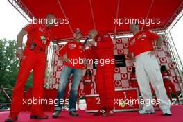 13.09.2003 Monza, Italien, F1 in Monza, Samstag, Vodafone Race Track World im Fanbereich, ein Bild Leser (Bernd Worner) fährt im Simulator gegen Michael Schumacher (D, Ferrari) und Rubens Barrichello (BR, Ferrari) - Formel 1 Grand Prix (GP) von Italien 2003 (Autodromo Nazionale Monza, Italy) - Weitere Bilder auf www.xpb.cc, eMail: info@xpb.cc - Belegexemplare senden. Abdruck ist honorarpflichtig. c Copyrightnachweis: xpb.cc