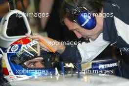 13.09.2003 Monza, Italien, F1 in Monza, Samstag, Marc Gene (D, BMW WilliamsF1, Ersatzfahrer für Ralf Schumacher) in der Box, bekommt Anweisungen vom Ing. - Formel 1 Grand Prix (GP) von Italien 2003 (Autodromo Nazionale Monza, Italy) - Weitere Bilder auf www.xpb.cc, eMail: info@xpb.cc - Belegexemplare senden. Abdruck ist honorarpflichtig. c Copyrightnachweis: xpb.cc
