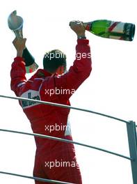 14.09.2003 Monza, Italien, F1 in Monza, Sonntag, Podium, Michael Schumacher (D, Ferrari) - Formel 1 Grand Prix (GP) von Italien 2003 (Autodromo Nazionale Monza, Italy) - Weitere Bilder auf www.xpb.cc, eMail: info@xpb.cc - Belegexemplare senden. Abdruck ist honorarpflichtig. c Copyrightnachweis: xpb.cc