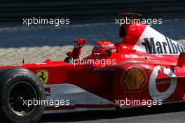 14.09.2003 Monza, Italien, F1 in Monza, Sonntag, Rennen, FINISH, Michael Schumacher (D, 01), Scuderia Ferrari Marlboro, F2003-GA, auf der Strecke (Track) - Formel 1 Grand Prix (GP) von Italien 2003 (Autodromo Nazionale Monza, Italy) - Weitere Bilder auf www.xpb.cc, eMail: info@xpb.cc - Belegexemplare senden. Abdruck ist honorarpflichtig. c Copyrightnachweis:  photo4 / xpb.cc - LEGAL NOTICE: THIS PICTURE IS NOT FOR ITALY PRINT USE, KEINE PRINT BILDNUTZUNG IN ITALIEN!