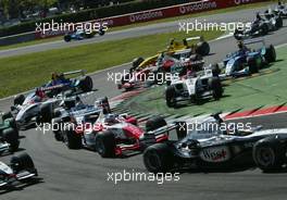 14.09.2003 Monza, Italien, F1 in Monza, Sonntag, Start zum Rennen, Kimi Raikkonen, (FIN, McLaren Mercedes), David Coulthard (GB, McLaren Mercedes), Olivier Panis (F, Toyota Racing), Mark Webber (AUS, Jaguar), Marc Gene (D, BMW WilliamsF1, Ersatzfahrer für Ralf Schumacher), Jenson Button (GB, 17), Lucky Strike BAR Honda, BAR005, auf der Strecke (Track) - Formel 1 Grand Prix (GP) von Italien 2003 (Autodromo Nazionale Monza, Italy) - Weitere Bilder auf www.xpb.cc, eMail: info@xpb.cc - Belegexemplare senden. Abdruck ist honorarpflichtig. c Copyrightnachweis: xpb.cc