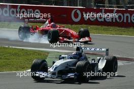 14.09.2003 Monza, Italien, F1 in Monza, Sonntag, Rennen, Juan-Pablo Montoya (Juan Pablo, CO, 03), BMW WilliamsF1 Team, FW25, auf der Strecke (Track) vor Rubens Barrichello (BR, Ferrari) - Formel 1 Grand Prix (GP) von Italien 2003 (Autodromo Nazionale Monza, Italy) - Weitere Bilder auf www.xpb.cc, eMail: info@xpb.cc - Belegexemplare senden. Abdruck ist honorarpflichtig. c Copyrightnachweis: xpb.cc
