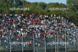 14.09.2003 Monza, Italien, F1 in Monza, Sonntag, Rennen, die Tribünen waren nicht ganz besetzt / Fan Feature - Formel 1 Grand Prix (GP) von Italien 2003 (Autodromo Nazionale Monza, Italy) - Weitere Bilder auf www.xpb.cc, eMail: info@xpb.cc - Belegexemplare senden. Abdruck ist honorarpflichtig. c Copyrightnachweis: xpb.cc