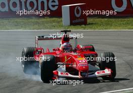 14.09.2003 Monza, Italien, F1 in Monza, Sonntag, Rennen, Rubens Barrichello (BR, 02), Scuderia Ferrari Marlboro, F2003-GA, auf der Strecke (Track)  - Formel 1 Grand Prix (GP) von Italien 2003 (Autodromo Nazionale Monza, Italy) - Weitere Bilder auf www.xpb.cc, eMail: info@xpb.cc - Belegexemplare senden. Abdruck ist honorarpflichtig. c Copyrightnachweis: xpb.cc