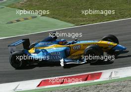14.09.2003 Monza, Italien, F1 in Monza, Sonntag, Fernando Alonso (E, 08), Mild Seven Renault F1 Team, R23, auf der Strecke (Track) schleift den abgebrochenen Frontflügel mit (vom Start) - Formel 1 Grand Prix (GP) von Italien 2003 (Autodromo Nazionale Monza, Italy) - Weitere Bilder auf www.xpb.cc, eMail: info@xpb.cc - Belegexemplare senden. Abdruck ist honorarpflichtig. c Copyrightnachweis: xpb.cc
