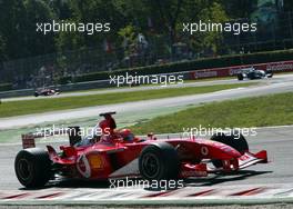 14.09.2003 Monza, Italien, F1 in Monza, Sonntag, Rennen, Michael Schumacher (D, Ferrari) vor Juan-Pablo Montoya (Juan Pablo, CO, 03), BMW WilliamsF1 Team, FW25, auf der Strecke (Track) und Rubens Barrichello (BR, Ferrari) - Formel 1 Grand Prix (GP) von Italien 2003 (Autodromo Nazionale Monza, Italy) - Weitere Bilder auf www.xpb.cc, eMail: info@xpb.cc - Belegexemplare senden. Abdruck ist honorarpflichtig. c Copyrightnachweis: xpb.cc