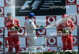 14.09.2003 Monza, Italien, F1 in Monza, Sonntag, VIP, Podium, Juan-Pablo Montoya (CO, BMW WilliamsF1), Michael Schumacher (D, Ferrari), Rubens Barrichello (BR, Ferrari) - Formel 1 Grand Prix (GP) von Italien 2003 (Autodromo Nazionale Monza, Italy) - Weitere Bilder auf www.xpb.cc, eMail: info@xpb.cc - Belegexemplare senden. Abdruck ist honorarpflichtig. c Copyrightnachweis: xpb.cc