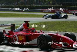 14.09.2003 Monza, Italien, F1 in Monza, Sonntag, Rennen, Michael Schumacher (D, 01), Scuderia Ferrari Marlboro, F2003-GA, auf der Strecke (Track) vor Juan-Pablo Montoya (CO, BMW WilliamsF1) - Formel 1 Grand Prix (GP) von Italien 2003 (Autodromo Nazionale Monza, Italy) - Weitere Bilder auf www.xpb.cc, eMail: info@xpb.cc - Belegexemplare senden. Abdruck ist honorarpflichtig. c Copyrightnachweis: xpb.cc