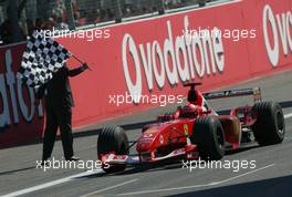 14.09.2003 Monza, Italien, F1 in Monza, Sonntag, Rennen, FINISH, Michael Schumacher (D, 01), Scuderia Ferrari Marlboro, F2003-GA, auf der Strecke (Track) - Formel 1 Grand Prix (GP) von Italien 2003 (Autodromo Nazionale Monza, Italy) - Weitere Bilder auf www.xpb.cc, eMail: info@xpb.cc - Belegexemplare senden. Abdruck ist honorarpflichtig. c Copyrightnachweis: xpb.cc