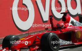14.09.2003 Monza, Italien, F1 in Monza, Sonntag, Rennen, FINISH, Michael Schumacher (D, 01), Scuderia Ferrari Marlboro, F2003-GA, auf der Strecke (Track) - Formel 1 Grand Prix (GP) von Italien 2003 (Autodromo Nazionale Monza, Italy) - Weitere Bilder auf www.xpb.cc, eMail: info@xpb.cc - Belegexemplare senden. Abdruck ist honorarpflichtig. c Copyrightnachweis: xpb.cc