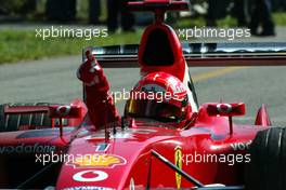 14.09.2003 Monza, Italien, F1 in Monza, Sonntag, Rennen, FINISH, Michael Schumacher (D, 01), Scuderia Ferrari Marlboro, F2003-GA, auf der Strecke (Track), hebt den Finger zum Sieg, Hand, Fans, jubelt - Formel 1 Grand Prix (GP) von Italien 2003 (Autodromo Nazionale Monza, Italy) - Weitere Bilder auf www.xpb.cc, eMail: info@xpb.cc - Belegexemplare senden. Abdruck ist honorarpflichtig. c Copyrightnachweis:  photo4 / xpb.cc - LEGAL NOTICE: THIS PICTURE IS NOT FOR ITALY PRINT USE, KEINE PRINT BILDNUTZUNG IN ITALIEN!