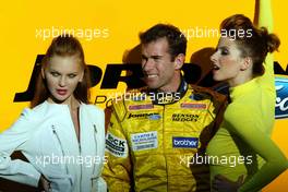 14.09.2003 Monza, Italien, F1 in Monza, Sonntag, Girls bei Jordan / Fotoshooting / Mode, Feature, Ralph Firman (GB, Jordan Ford) - Formel 1 Grand Prix (GP) von Italien 2003 (Autodromo Nazionale Monza, Italy) - Weitere Bilder auf www.xpb.cc, eMail: info@xpb.cc - Belegexemplare senden. Abdruck ist honorarpflichtig. c Copyrightnachweis: photo4 / xpb.cc - LEGAL NOTICE: THIS PICTURE IS NOT FOR ITALY PRINT USE, KEINE PRINT BILDNUTZUNG IN ITALIEN!