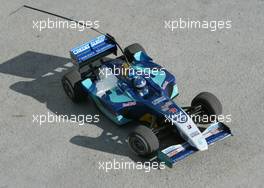11.09.2003 Monza, Italien, F1 in Monza, Donnerstag, Sauber Pressetermin, Heinz-Harald Frentzen (D, Sauber) und Nick Heidfeld (D, Sauber) schauen sich das neue Model von TAMYA (ferngesteuertes Elektromodell vom C22) an und "fahren" damit in der Pit Lane - Formel 1 Grand Prix (GP) von Italien 2003 (Autodromo Nazionale Monza, Italy) - Weitere Bilder auf www.xpb.cc, eMail: info@xpb.cc - Belegexemplare senden. Abdruck ist honorarpflichtig. c Copyrightnachweis: xpb.cc