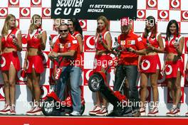 11.09.2003 Monza, Italien, F1 in Monza, Donnerstag, Vodafone Pressetermin, Scooter Race mit Michael Schumacher (D, Ferrari) und Rubens Barrichello (BR, Ferrari) - Formel 1 Grand Prix (GP) von Italien 2003 (Autodromo Nazionale Monza, Italy) - Weitere Bilder auf www.xpb.cc, eMail: info@xpb.cc - Belegexemplare senden. Abdruck ist honorarpflichtig. c Copyrightnachweis: xpb.cc