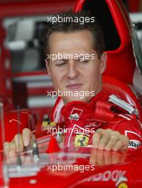 10.10.2003 Suzuka, Japan, F1 in Japan, Freitag, Michael Schumacher (D, Ferrari) in der Box zum Sitz anpassen - Formel 1 Grand Prix (GP) von Japan 2003 (Suzuka Race Circuit) - Weitere Bilder auf www.xpb.cc, eMail: info@xpb.cc - Belegexemplare senden. Abdruck ist honorarpflichtig. c Copyrightnachweis: xpb.cc