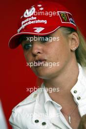 10.10.2003 Suzuka, Japan, F1 in Japan, Freitag, Corina Schumacher (Corinna, Ehefrau von F1 Rennfahrer Michael Schumacher, D, Ferrari) - Formel 1 Grand Prix (GP) von Japan 2003 (Suzuka Race Circuit) - Weitere Bilder auf www.xpb.cc, eMail: info@xpb.cc - Belegexemplare senden. Abdruck ist honorarpflichtig. c Copyrightnachweis: xpb.cc