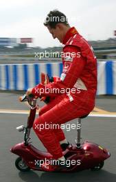 10.10.2003 Suzuka, Japan, F1 in Japan, Freitag, Qualyfying, Michael Schumacher (D, Ferrari) auf dem Elektro-Scooter - Formel 1 Grand Prix (GP) von Japan 2003 (Suzuka Race Circuit) - Weitere Bilder auf www.xpb.cc, eMail: info@xpb.cc - Belegexemplare senden. Abdruck ist honorarpflichtig. c Copyrightnachweis: xpb.cc