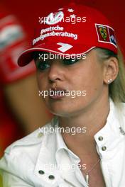 10.10.2003 Suzuka, Japan, F1 in Japan, Freitag, Corina Schumacher (Corinna, Ehefrau von F1 Rennfahrer Michael Schumacher, D, Ferrari) - Formel 1 Grand Prix (GP) von Japan 2003 (Suzuka Race Circuit) - Weitere Bilder auf www.xpb.cc, eMail: info@xpb.cc - Belegexemplare senden. Abdruck ist honorarpflichtig. c Copyrightnachweis: xpb.cc