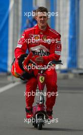 10.10.2003 Suzuka, Japan, F1 in Japan, Freitag, Qualyfying, Michael Schumacher (D, Ferrari) fährt vom Park Ferme mit dem Elektro-Scooter zurück- Formel 1 Grand Prix (GP) von Japan 2003 (Suzuka Race Circuit) - Weitere Bilder auf www.xpb.cc, eMail: info@xpb.cc - Belegexemplare senden. Abdruck ist honorarpflichtig. c Copyrightnachweis: xpb.cc