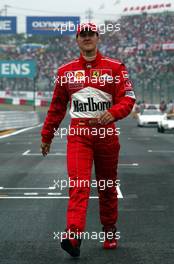 12.10.2003 Suzuka, Japan, F1 in Japan, Sonntag, Michael Schumacher (D, Ferrari) nach der Fahrerparade - Formel 1 Grand Prix (GP) von Japan 2003 (Suzuka Race Circuit) - Weitere Bilder auf www.xpb.cc, eMail: info@xpb.cc - Belegexemplare senden. Abdruck ist honorarpflichtig. c Copyrightnachweis: xpb.cc