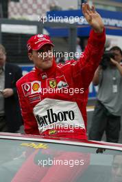 12.10.2003 Suzuka, Japan, F1 in Japan, Sonntag, Michael Schumacher (D, Ferrari) winkt den Fans beid er Fahrerparade - Formel 1 Grand Prix (GP) von Japan 2003 (Suzuka Race Circuit) - Weitere Bilder auf www.xpb.cc, eMail: info@xpb.cc - Belegexemplare senden. Abdruck ist honorarpflichtig. c Copyrightnachweis: xpb.cc