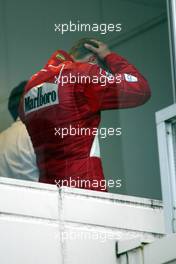 12.10.2003 Suzuka, Japan, F1 in Japan, Sonntag, FIA F1 Weltmeister Michael Schumacher (D, Ferrari) direkt nach dem Rennen auf dem Weg zur Pressekonferenz - Formel 1 Grand Prix (GP) von Japan 2003 (Suzuka Race Circuit, Fans) - Weitere Bilder auf www.xpb.cc, eMail: info@xpb.cc - Belegexemplare senden. Abdruck ist honorarpflichtig. c Copyrightnachweis: xpb.cc