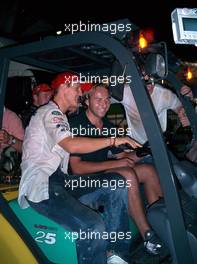 12.10.2003 Suzuka, Japan, F1 in Japan, Sonntag, AFTER PARTY mit Michael Schumacher (D, Ferrari), im Zimmermann Zelt gingen Scheiben zu Bruch und es wurde mit dem Gabelstapler herum gefahren - Formel 1 Grand Prix (GP) von Japan 2003 (Suzuka Race Circuit) - Weitere Bilder auf www.xpb.cc, eMail: info@xpb.cc - Belegexemplare senden. Abdruck ist honorarpflichtig. c Copyrightnachweis: sutton-images.com / xpb.cc - ACHTUNG - EXTRA NUTZUNGSBEDINUNGEN!!!! - Contact 0081 52 231 7711 - Room 1243 - Hr. JERG